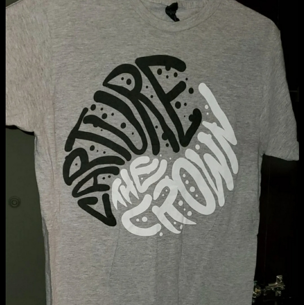 Capture the crown band tee
